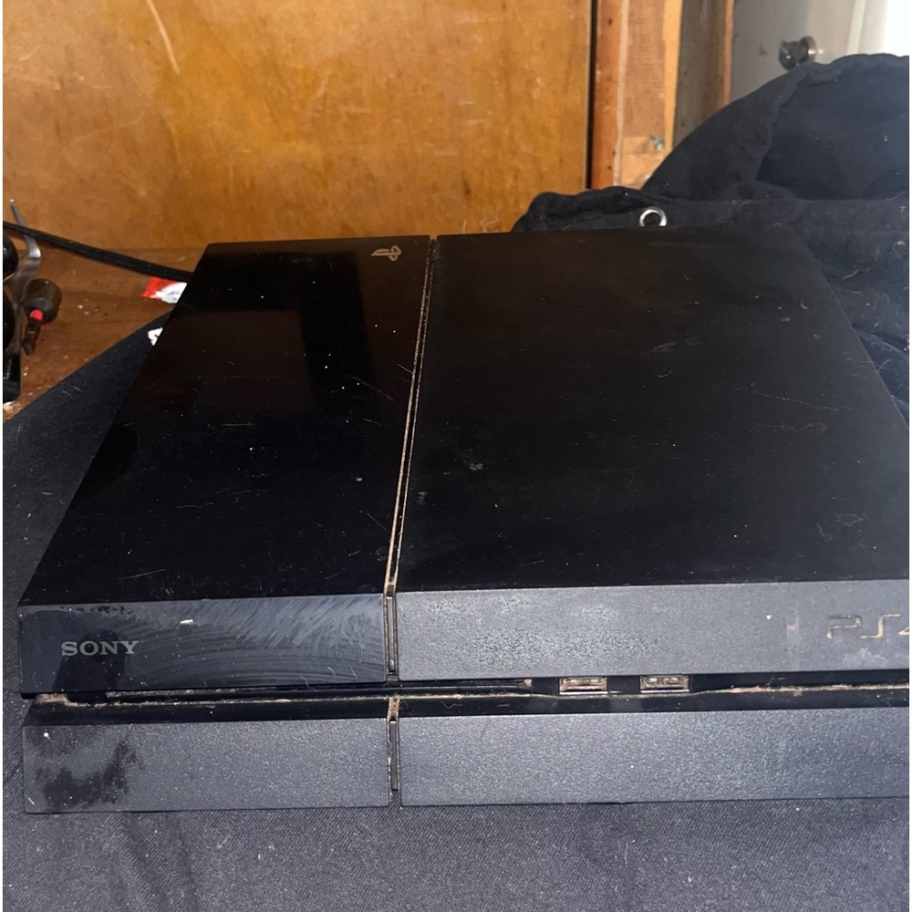 PS4 - Picture 3 of 4